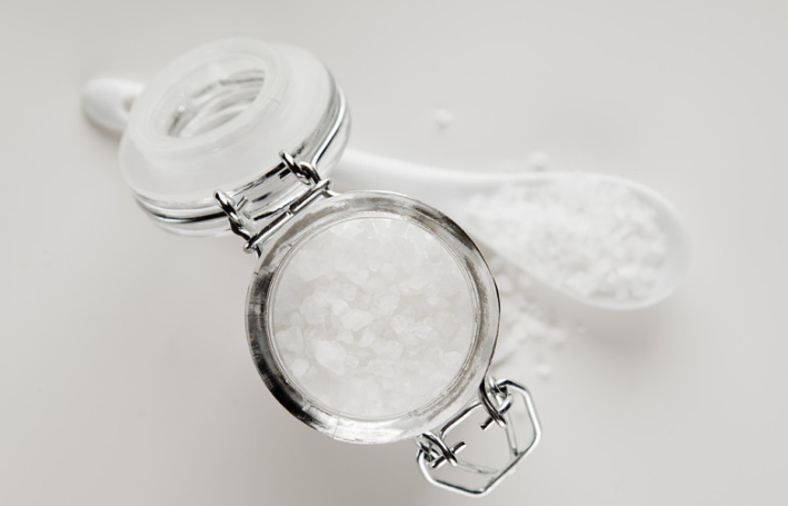 用鹽水洗臉有什么效果 用鹽水洗臉可以美白嗎 用鹽水洗臉有什么效果 用鹽水洗臉可以美白嗎