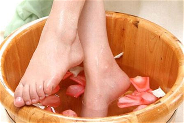 泡腳是冬天泡腳好還是夏天泡腳好 泡腳最佳水溫和時(shí)間是多少 泡腳是冬天泡腳好還是夏天泡腳好 泡腳最佳水溫和時(shí)間是多少