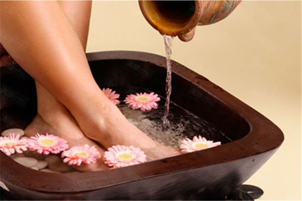 泡腳是冬天泡腳好還是夏天泡腳好 泡腳最佳水溫和時(shí)間是多少 泡腳是冬天泡腳好還是夏天泡腳好 泡腳最佳水溫和時(shí)間是多少