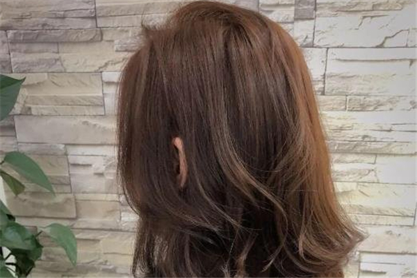 燙發(fā)后有頭皮屑怎么辦 燙頭發(fā)為什么會有頭皮屑 燙發(fā)后有頭皮屑怎么辦 燙頭發(fā)為什么會有頭皮屑