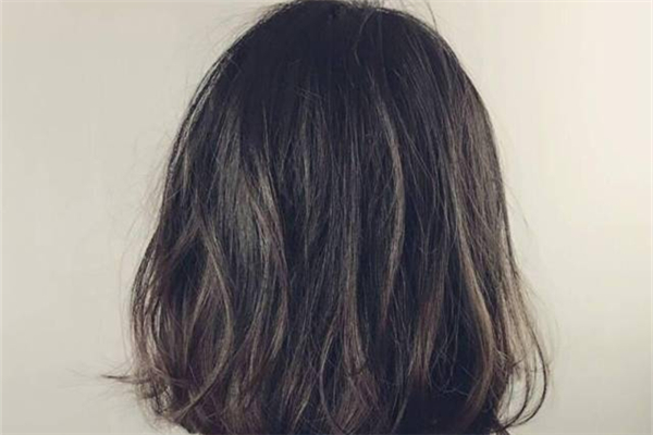 燙發(fā)后有頭皮屑怎么辦 燙頭發(fā)為什么會有頭皮屑 燙發(fā)后有頭皮屑怎么辦 燙頭發(fā)為什么會有頭皮屑