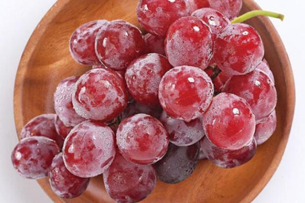 紅提的功效與作用禁忌 紅提是涼性還是熱性 紅提的功效與作用禁忌 紅提是涼性還是熱性