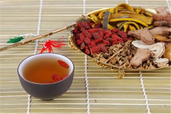 冬病夏治為什么三伏天要治濕寒呢 冬病夏治要注意什么 冬病夏治為什么三伏天要治濕寒呢 冬病夏治要注意什么