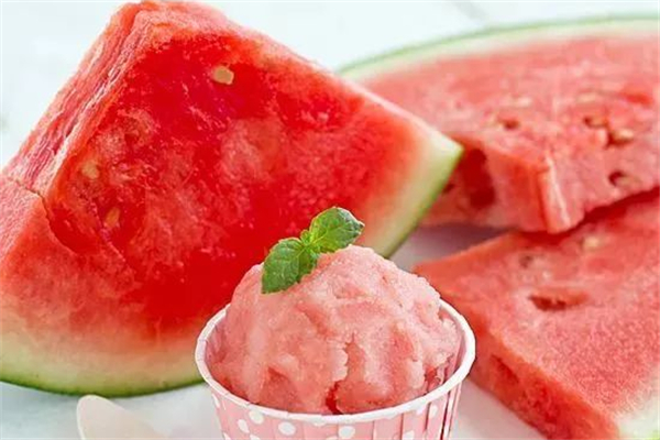 冰西瓜吃多了會(huì)怎么樣 冰西瓜的功效和作用 冰西瓜吃多了會(huì)怎么樣 冰西瓜的功效和作用