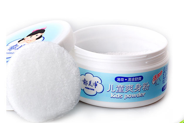 痱子粉對寶寶有有害嗎 痱子粉寶寶能用嗎 痱子粉對寶寶有有害嗎 痱子粉寶寶能用嗎