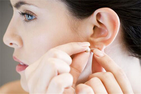 耳洞旁邊長了個小疙瘩 耳洞旁邊有小疙瘩怎么辦 耳洞旁邊長了個小疙瘩 耳洞旁邊有小疙瘩怎么辦