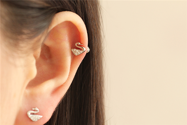 打耳洞要多長時間才能摘耳釘 打耳洞后怎么護(hù)理 打耳洞要多長時間才能摘耳釘 打耳洞后怎么護(hù)理