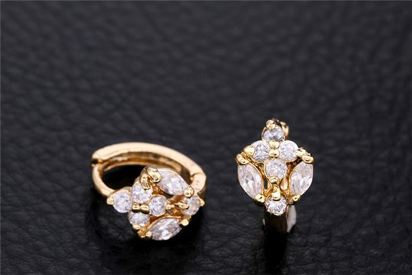 耳洞打哪個(gè)位置好看 耳洞打歪了怎么辦 耳洞打哪個(gè)位置好看 耳洞打歪了怎么辦