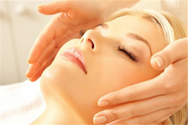 夏季肌膚容易出現(xiàn)的問題 夏季肌膚護(hù)理要點(diǎn) 夏季肌膚容易出現(xiàn)的問題 夏季肌膚護(hù)理要點(diǎn)