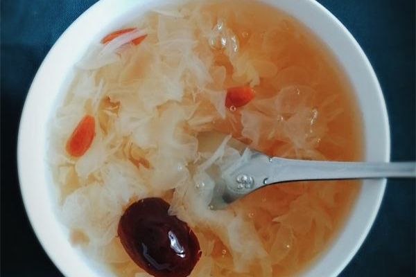 銀耳湯和西瓜能一起吃嗎 銀耳湯不能和什么同食 銀耳湯和西瓜能一起吃嗎 銀耳湯不能和什么同食