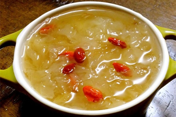 銀耳湯煮干了還能加水嗎 銀耳湯加多少水 銀耳湯煮干了還能加水嗎 銀耳湯加多少水