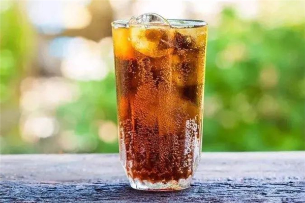 可樂隔夜能不能喝 可樂喝多了對身體有什么危害 可樂隔夜能不能喝 可樂喝多了對身體有什么危害