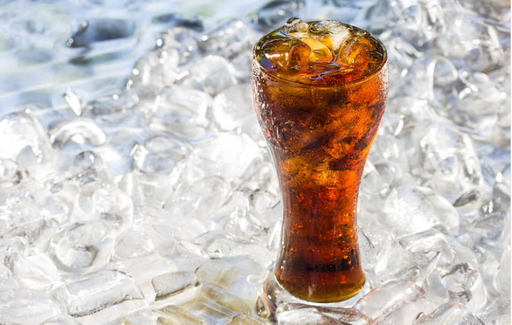 罐裝可樂能帶上飛機嗎 罐裝可樂和瓶裝可樂哪個劃算 罐裝可樂能帶上飛機嗎 罐裝可樂和瓶裝可樂哪個劃算