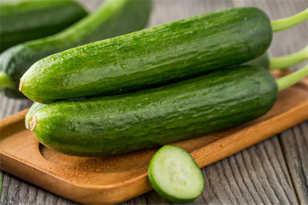 水果黃瓜和普通黃瓜哪個(gè)營(yíng)養(yǎng)價(jià)值高 水果黃瓜屬于轉(zhuǎn)基因食品嗎 水果黃瓜和普通黃瓜哪個(gè)營(yíng)養(yǎng)價(jià)值高 水果黃瓜屬于轉(zhuǎn)基因食品嗎