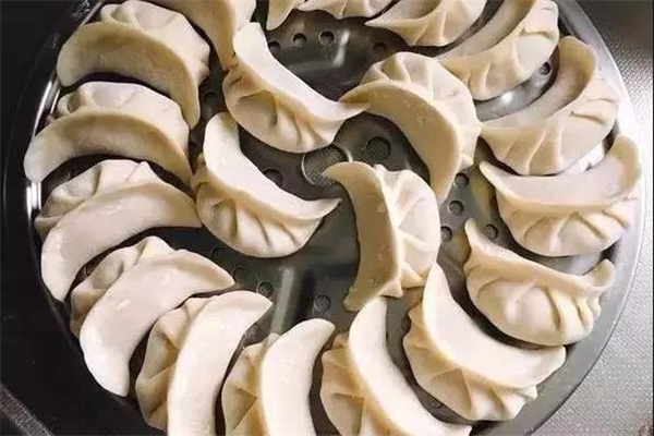 餃子要過(guò)幾遍水 餃子過(guò)水和不過(guò)水有什么區(qū)別 餃子要過(guò)幾遍水 餃子過(guò)水和不過(guò)水有什么區(qū)別