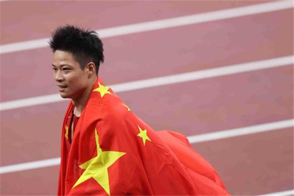 蘇炳添身披國旗哽咽完成了夢想 百米大戰(zhàn)奪冠運(yùn)動(dòng)員