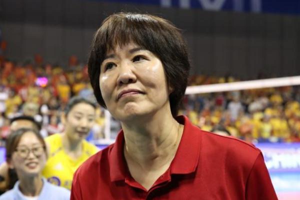 女排姑娘流淚鞠躬致謝郎平 排球一局多少分贏 女排姑娘流淚鞠躬致謝郎平 排球一局多少分贏