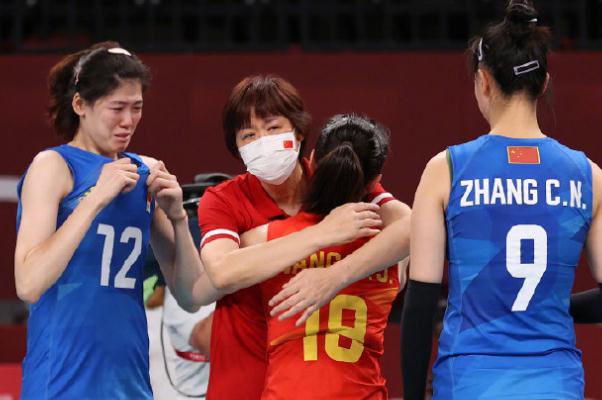 女排姑娘流淚鞠躬致謝郎平 排球一局多少分贏 女排姑娘流淚鞠躬致謝郎平 排球一局多少分贏