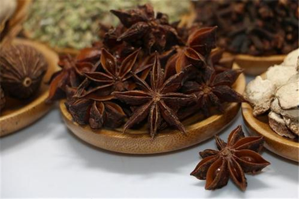 八角有白霜怎么回事 八角有白霜能吃嗎 八角有白霜怎么回事 八角有白霜能吃嗎