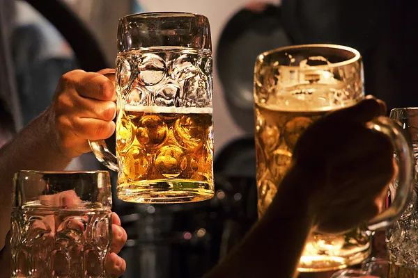 參與勸酒可能構成共同犯罪 勸酒是違法行為嗎 參與勸酒可能構成共同犯罪 勸酒是違法行為嗎