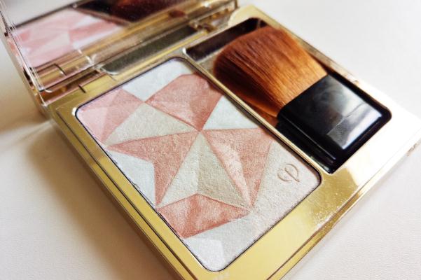 高光粉可以當(dāng)眼影嗎 高光粉可以用眼影代替嗎 高光粉可以當(dāng)眼影嗎 高光粉可以用眼影代替嗎