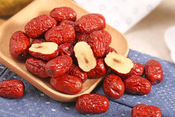 紅棗的功效與作用禁忌 紅棗吃多了會胖嗎 紅棗的功效與作用禁忌 紅棗吃多了會胖嗎