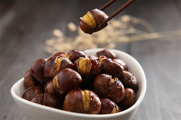 糖炒栗子的營(yíng)養(yǎng)和功效 糖炒栗子適合什么人吃 糖炒栗子的營(yíng)養(yǎng)和功效 糖炒栗子適合什么人吃