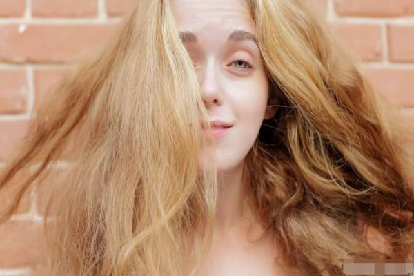 頭發(fā)黃是怎么回事 頭發(fā)黃是缺什么 頭發(fā)黃是怎么回事 頭發(fā)黃是缺什么