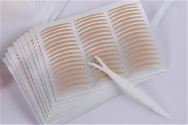 雙眼皮貼貼在哪個位置最好 雙眼皮貼貼不上去怎么辦 雙眼皮貼貼在哪個位置最好 雙眼皮貼貼不上去怎么辦