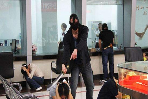 經(jīng)理邊玩手機(jī)邊與搶銀行男子聊天 搶銀行判刑多久 經(jīng)理邊玩手機(jī)邊與搶銀行男子聊天 搶銀行判刑多久