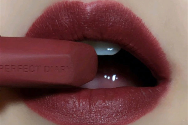 完美日記適合素顏的口紅 完美日記賣的最火的兩個(gè)色號(hào)