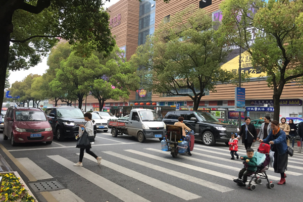 倆女孩在斑馬線(xiàn)上坐臥爬行拍照 行人過(guò)斑馬線(xiàn)的規(guī)則 倆女孩在斑馬線(xiàn)上坐臥爬行拍照 行人過(guò)斑馬線(xiàn)的規(guī)則