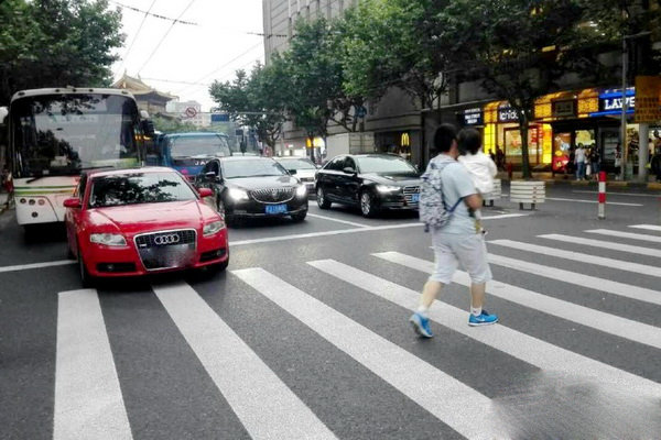 倆女孩在斑馬線(xiàn)上坐臥爬行拍照 行人過(guò)斑馬線(xiàn)的規(guī)則 倆女孩在斑馬線(xiàn)上坐臥爬行拍照 行人過(guò)斑馬線(xiàn)的規(guī)則