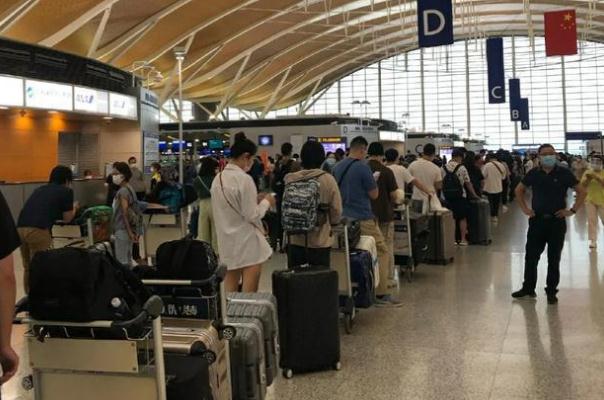 赴美留學機場排長隊十萬票價再現(xiàn) 國外留學哪個國家比較好