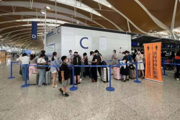 上海浦東機(jī)場(chǎng)回應(yīng)留學(xué)生排長(zhǎng)隊(duì)值機(jī) 美國(guó)留學(xué)需要什么要求