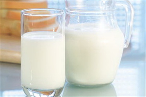 牛奶早上喝好還是晚上喝好 牛奶什么時候喝效果最佳 牛奶早上喝好還是晚上喝好 牛奶什么時候喝效果最佳