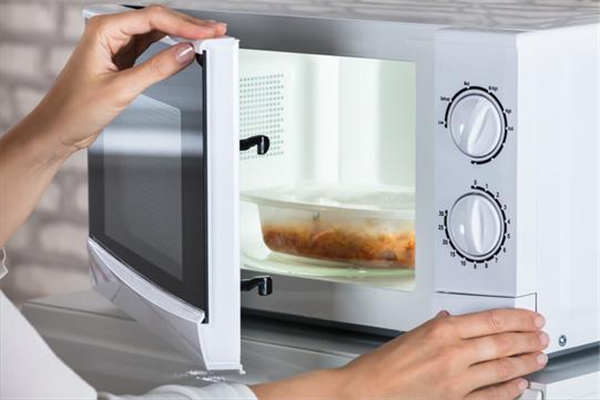 禁員工熱飯老板回應(yīng)稱微波爐還在 公司熱飯微波爐熱多久