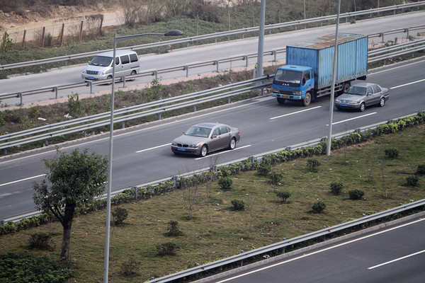 男子高速上丟煙頭引燃自家車 高速扔東西會被處罰嗎 男子高速上丟煙頭引燃自家車 高速扔東西會被處罰嗎
