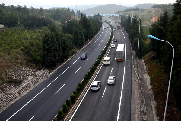 男子高速上丟煙頭引燃自家車 高速扔東西會被處罰嗎 男子高速上丟煙頭引燃自家車 高速扔東西會被處罰嗎