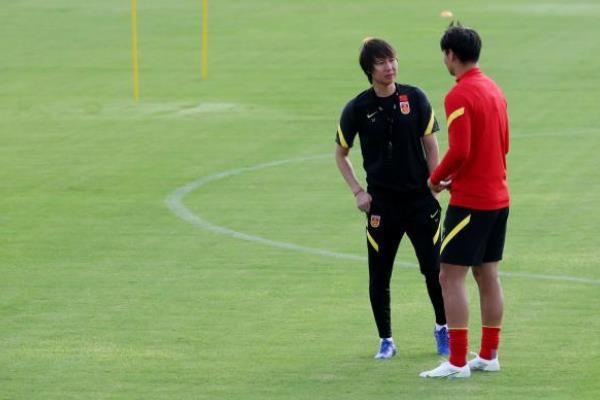 國(guó)足主帥李鐵簽約至2026年 踢足球會(huì)導(dǎo)致o型腿嗎 國(guó)足主帥李鐵簽約至2026年 踢足球會(huì)導(dǎo)致o型腿嗎