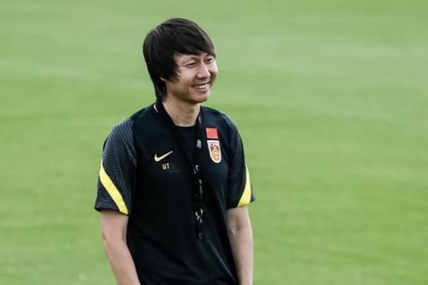 國(guó)足主帥李鐵簽約至2026年 踢足球會(huì)導(dǎo)致o型腿嗎 國(guó)足主帥李鐵簽約至2026年 踢足球會(huì)導(dǎo)致o型腿嗎