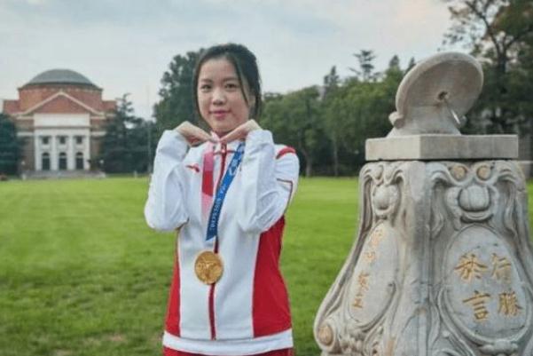 楊倩將奧運(yùn)會(huì)領(lǐng)獎(jiǎng)服贈(zèng)予清華 射擊的正確姿勢(shì) 楊倩將奧運(yùn)會(huì)領(lǐng)獎(jiǎng)服贈(zèng)予清華 射擊的正確姿勢(shì)