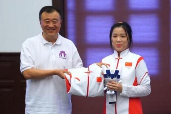 楊倩將奧運(yùn)會(huì)領(lǐng)獎(jiǎng)服贈(zèng)予清華 射擊的正確姿勢(shì) 楊倩將奧運(yùn)會(huì)領(lǐng)獎(jiǎng)服贈(zèng)予清華 射擊的正確姿勢(shì)