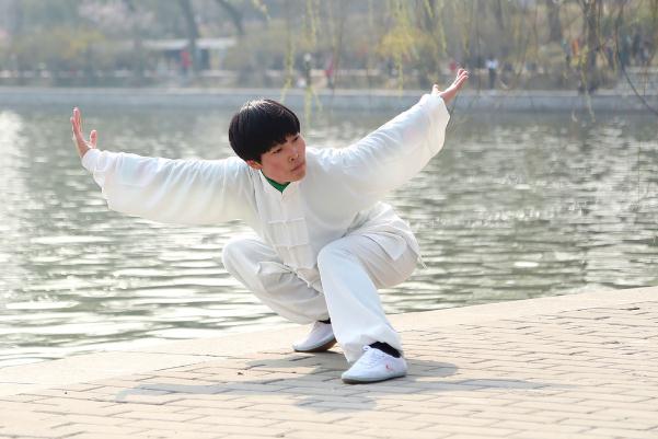 打太極拳會損傷膝關(guān)節(jié)嗎 下肢靜脈曲張適合打太極拳嗎 打太極拳會損傷膝關(guān)節(jié)嗎 下肢靜脈曲張適合打太極拳嗎