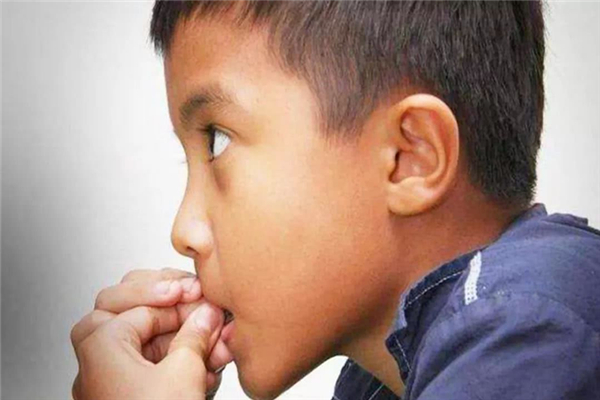 孩子喜歡啃指甲怎么回事 孩子喜歡咬指甲是什么原因 孩子喜歡啃指甲怎么回事 孩子喜歡咬指甲是什么原因