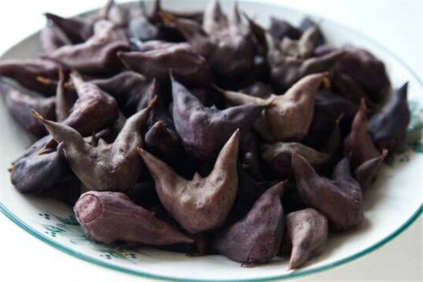 煮菱角需要放什么東西嗎 煮菱角的水能喝嗎 煮菱角需要放什么東西嗎 煮菱角的水能喝嗎