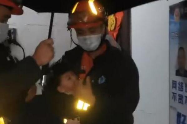 消防員將1歲寶寶裹到胸前雨衣避雨 暴雨洪澇的危害 消防員將1歲寶寶裹到胸前雨衣避雨 暴雨洪澇的危害