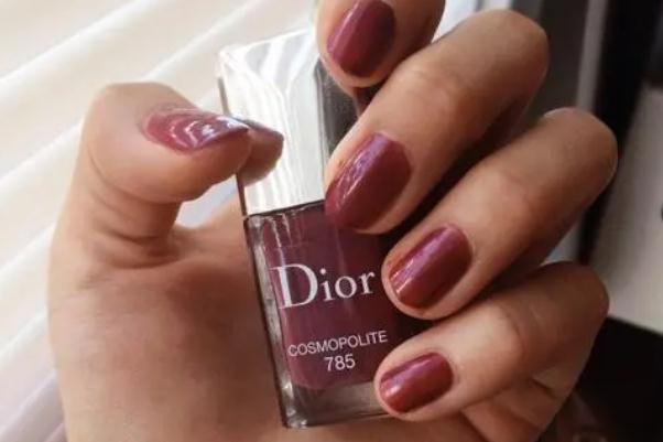 指甲油怎么才能快速的干 指甲油弄衣服上怎么洗 指甲油怎么才能快速的干 指甲油弄衣服上怎么洗