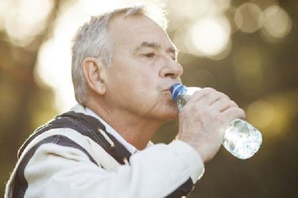 每天喝多少毫升水合適 每天喝水超過2000毫升會怎么樣 每天喝多少毫升水合適 每天喝水超過2000毫升會怎么樣