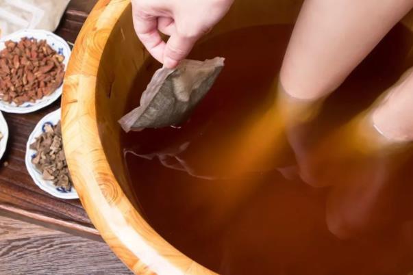 中藥泡腳會(huì)上火嗎 中藥泡腳會(huì)影響月經(jīng)推遲嗎 中藥泡腳會(huì)上火嗎 中藥泡腳會(huì)影響月經(jīng)推遲嗎